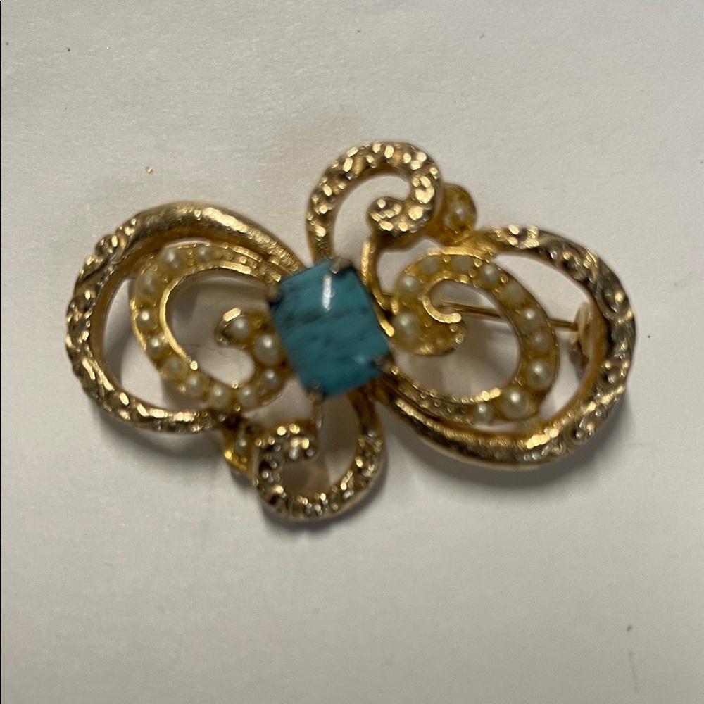 Vintage scrolling metal design faux turquoise cabochon faux pearls brooch pin